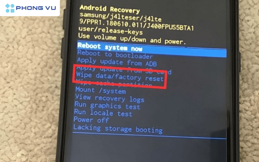 Ấn nút nguồn chọn hàng chữ “Wipe data/ factory reset”