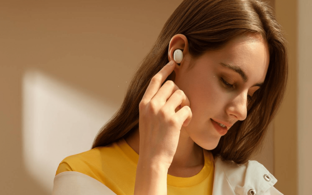 Tác hại không tưởng khi đeo tai nghe không dây thường xuyên