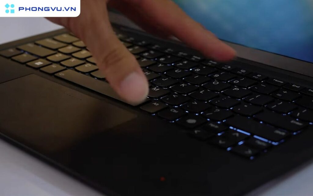 Trên tay Lenovo ThinkPad X1 Carbon Gen 12: Laptop mạnh mẽ, thanh lịch và đáng mua nhất cho doanh nhân 5 Tren tay Lenovo ThinkPad X1 Carbon Gen 12