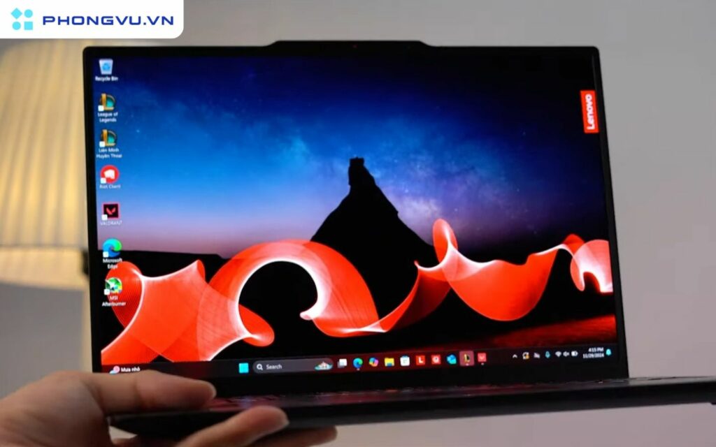 Trên tay Lenovo ThinkPad X1 Carbon Gen 12: Laptop mạnh mẽ, thanh lịch và đáng mua nhất cho doanh nhân 3 ThinkPad X1 Carbon Gen 12 được trang bị màn hình OLED 14 inch với độ phân giải 2.8K (2880 x 1800)