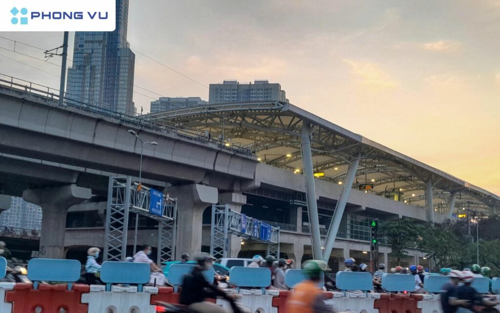 Ga Văn Thánh dài 137,5m là ga trên cao chuyển tiếp xuống đoạn ngầm tại ga Ba Son