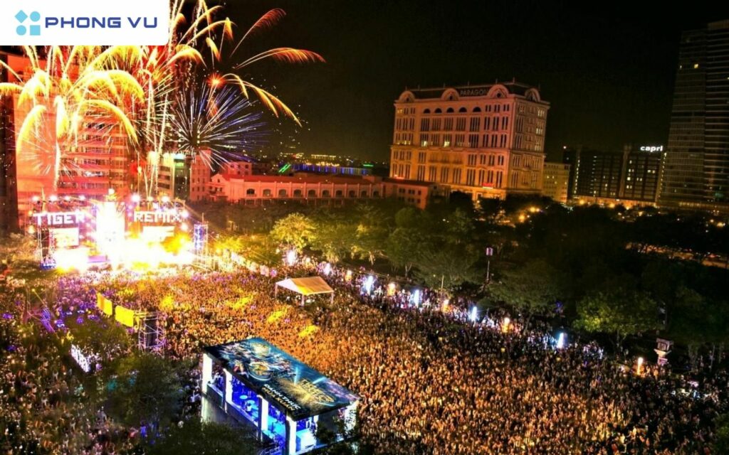 Phố đi bộ Nguyễn Huệ luôn là nơi tụ hội đông đúc vào dịp cuối năm, đặc biệt là sự kiện Tiger Remix