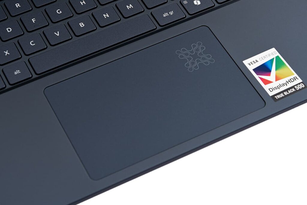 Biểu tượng AI phát sáng được hãng cách điệu và đặt trên Touchpad