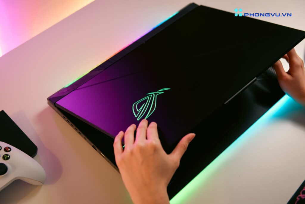 ROG Strix SCAR 18 đã nâng tầm tiêu chuẩn này lên một đẳng cấp mới với hệ thống LED RGB độc đáo