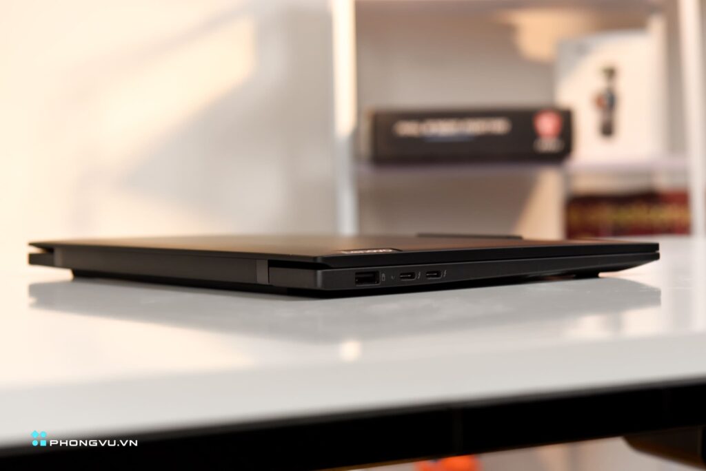 Lenovo ThinkPad X1 Carbon Gen 13 vẫn được trang bị đầy đủ các cổng kết nối