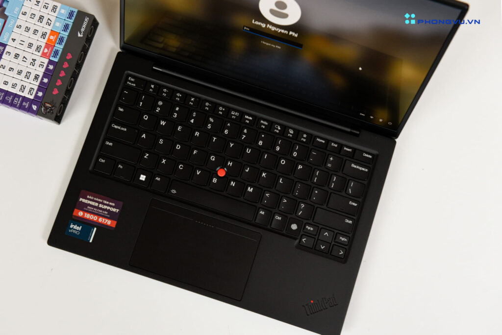 Nút TrackPoint màu đỏ quen thuộc nằm ở giữa bàn phím là một điểm nhấn đáng chú ý