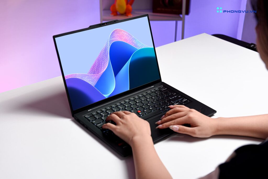 Lenovo đã trang bị lớp phủ chống chói (Anti-glare), giúp giảm thiểu ánh sáng phản chiếu
