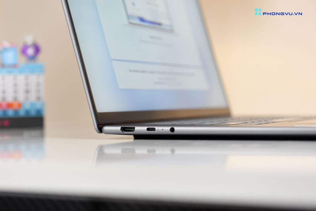 Lenovo Yoga Slim 7 - 15ILL9 một con chip của Intel được tích hợp AI