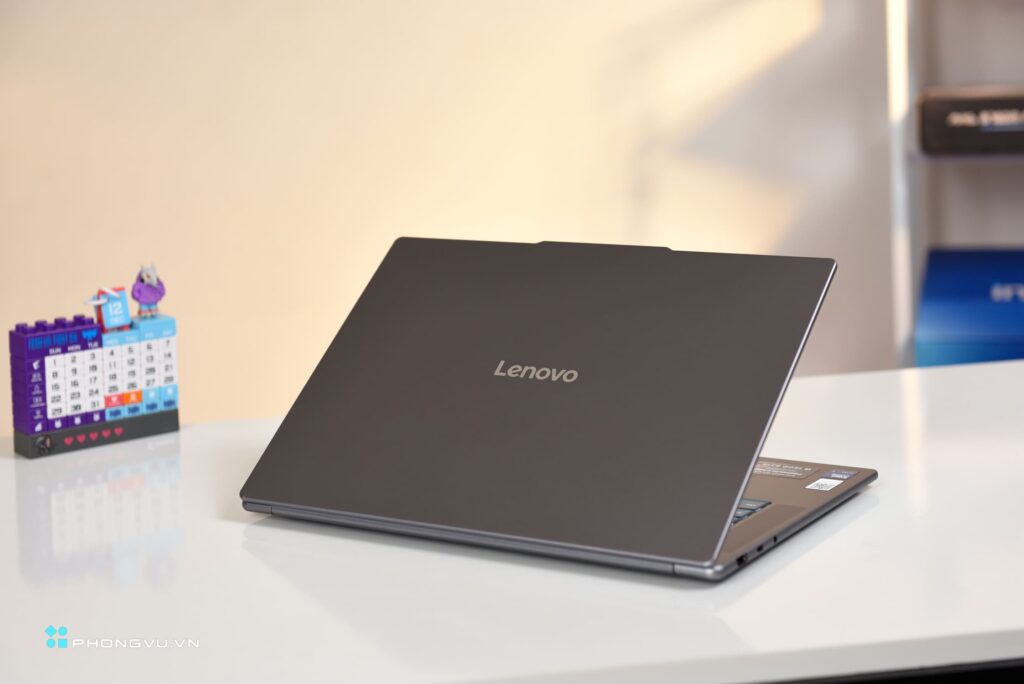 Lenovo đã mang đến một thiết kế mới ở mặt trước khi máy chỉ còn có đúng logo Lenovo được đặt ở trọng tâm