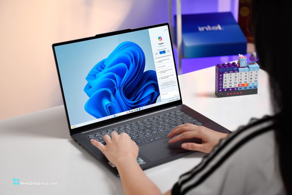 Mình khá ấn tượng với 4 viền màn hình siêu mỏng của chiếc Lenovo Yoga Slim 7 - 15ILL9