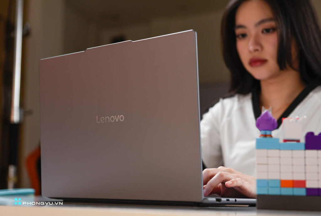 Máy đi kèm 2 loa woofer và 2 loa tweeter, mang đến chất âm chân thực với độ sâu và chi tiết ấn tượng