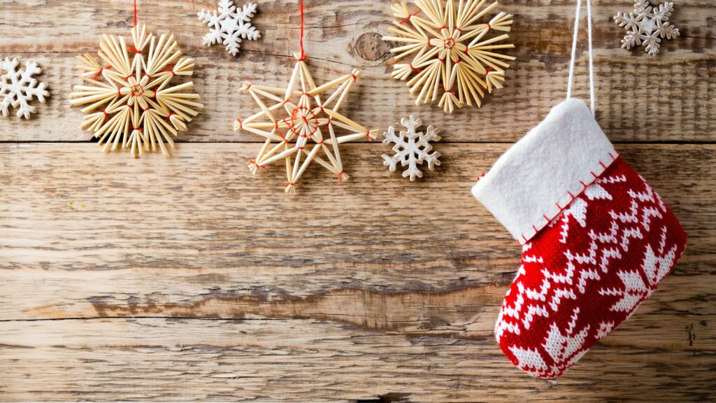 Hình nền tất len đỏ treo cùng ngôi sao gỗ giáng sinh