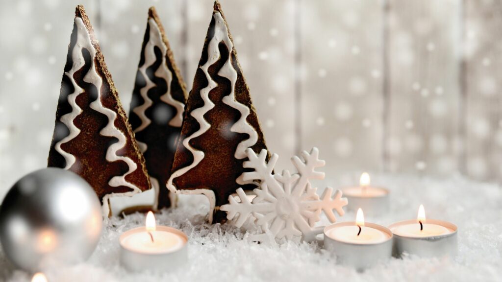 Hình nền bánh quy cây thông và nến trắng ngập tuyết
