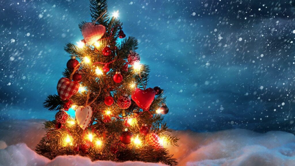 Hình nền cây thông Noel ánh sáng vàng trên tuyết trắng