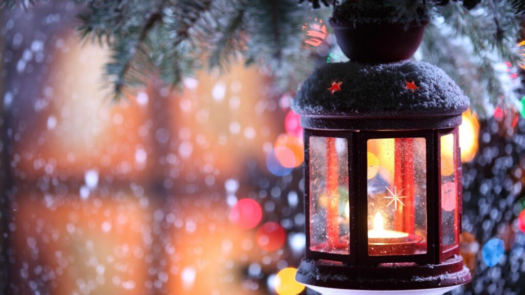 Hình nền đèn lồng đỏ trang trí cửa sổ dịp giáng sinh