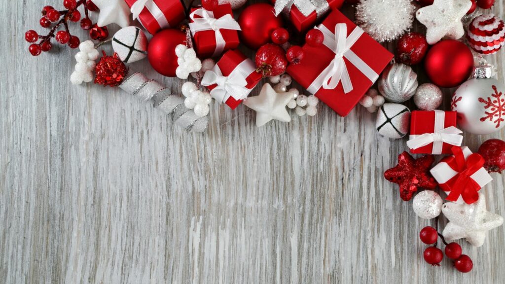 Quà tặng Giáng Sinh và quả châu đỏ trắng phủ tuyết trang trí đẹp mắt