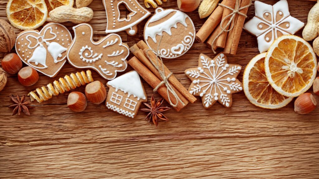 Hộp quà Giáng Sinh trên nền ánh sáng lung linh, trang trí bởi dây kim tuyến

