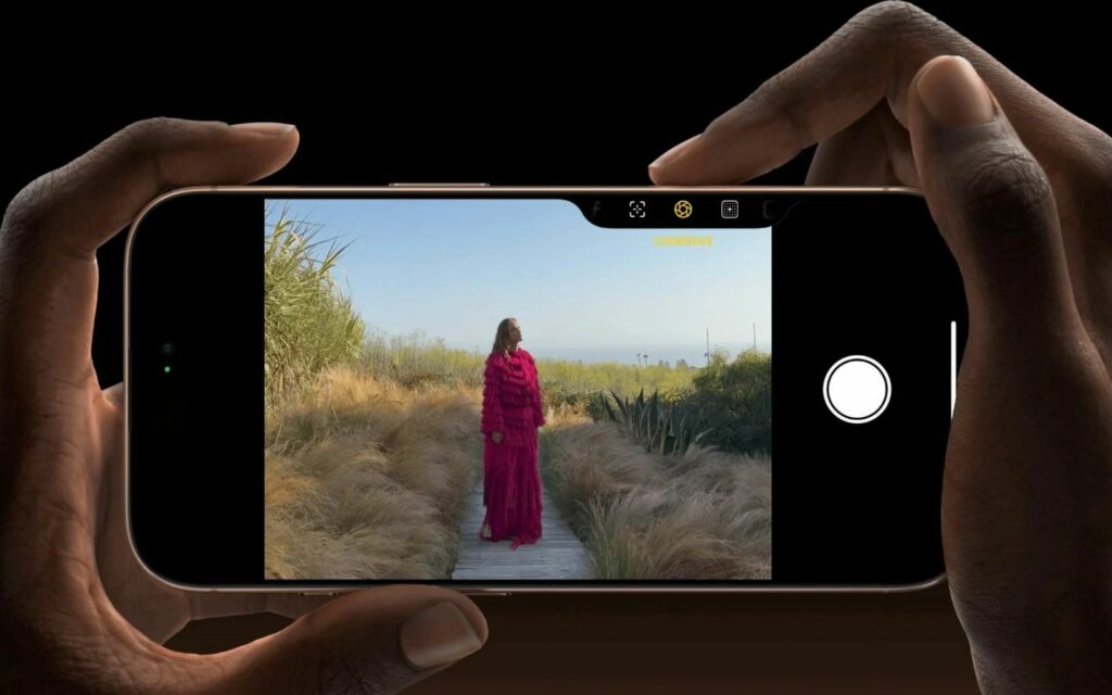iOS 18.2 ra mắt: Tổng hợp những tính năng mới và thay đổi 2 Người dùng có thể phơi sáng và khóa tiêu điểm dễ dàng với Camera Control two-stage shutter