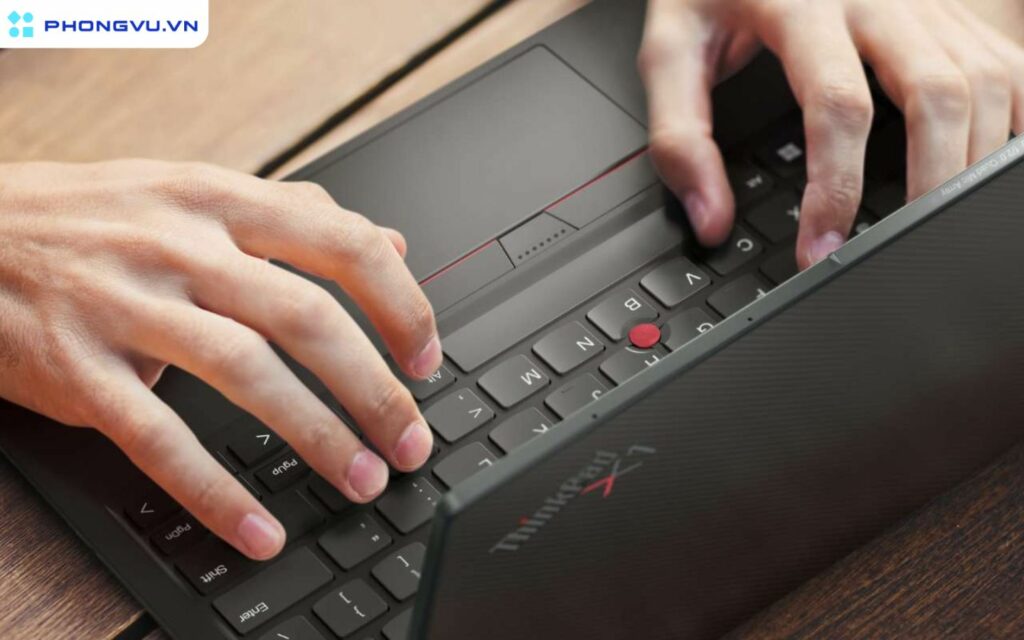 Điểm nhấn độc đáo nhất chính là nút điều khiển Trackpoint màu đỏ đặc trưng