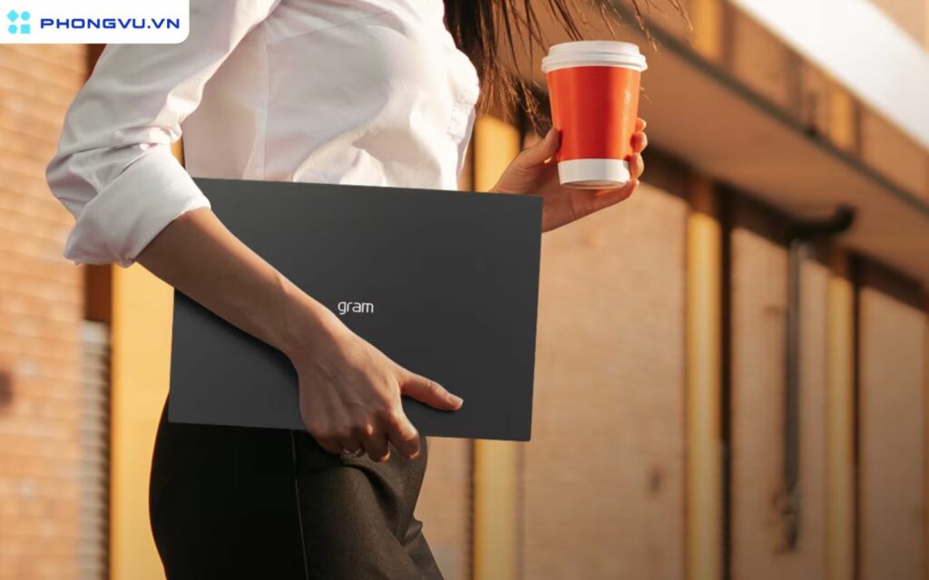 Laptop LG nổi bật với thiết kế thanh lịch và hiện đại. Vỏ máy được làm từ hợp kim magie-nano carbon cao cấp
