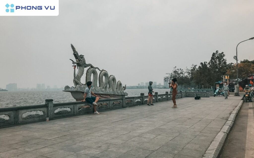 Xem pháo hoa ở Vườn hoa Lạc Long Quân