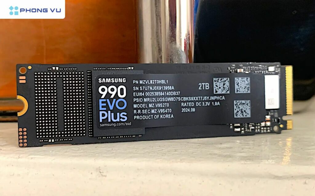 990 EVO Plus gần sasnnh ngang với SSD tích hợp DRAM