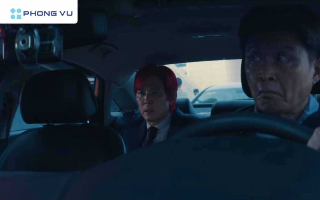 Ở đầu tập 1, nam chính xuất hiện với quả đầu đỏ khác lạ