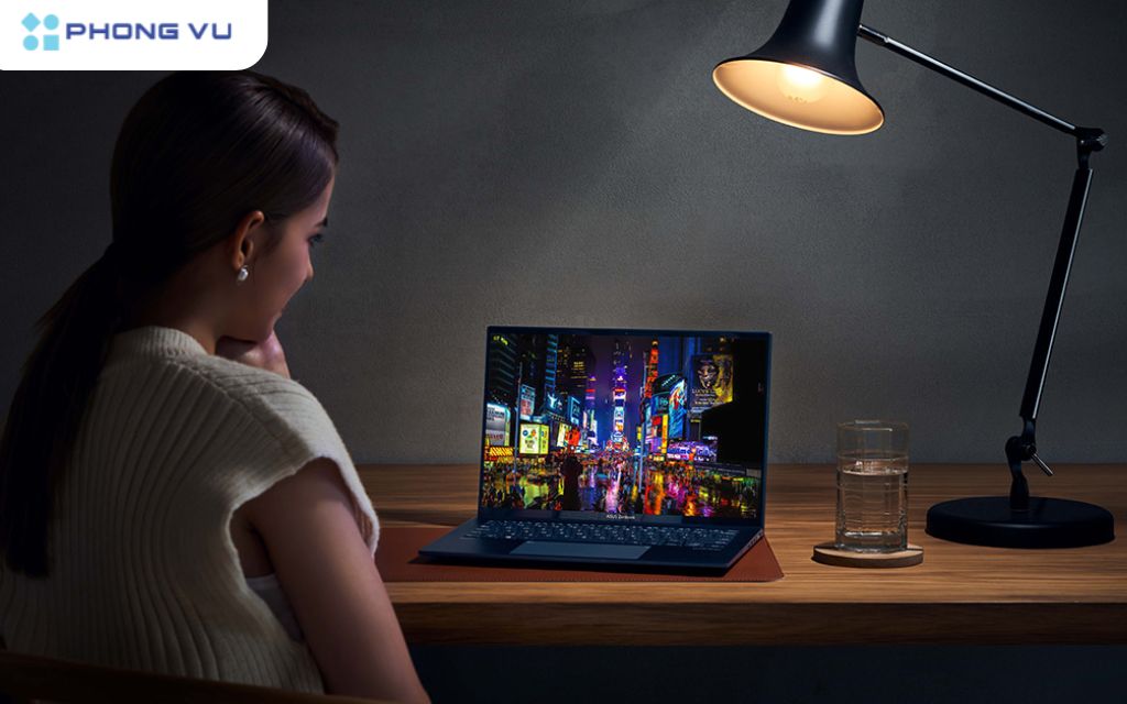 Màn hình OLED cũng đang dần phổ biến, mang đến chất lượng hiển thị vượt trội với màu đen sâu, độ tương phản cao và màu sắc chính xác