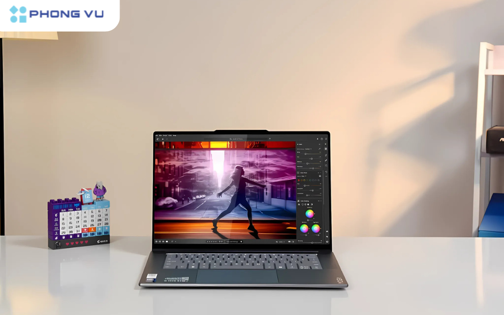 Lenovo Yoga Slim 7 là chiếc laptop lý tưởng cho công việc di động, mạnh mẽ đủ để xử lý tác vụ thường ngày và chơi game nhẹ, lại đủ gọn nhẹ để mang theo hàng giờ liền