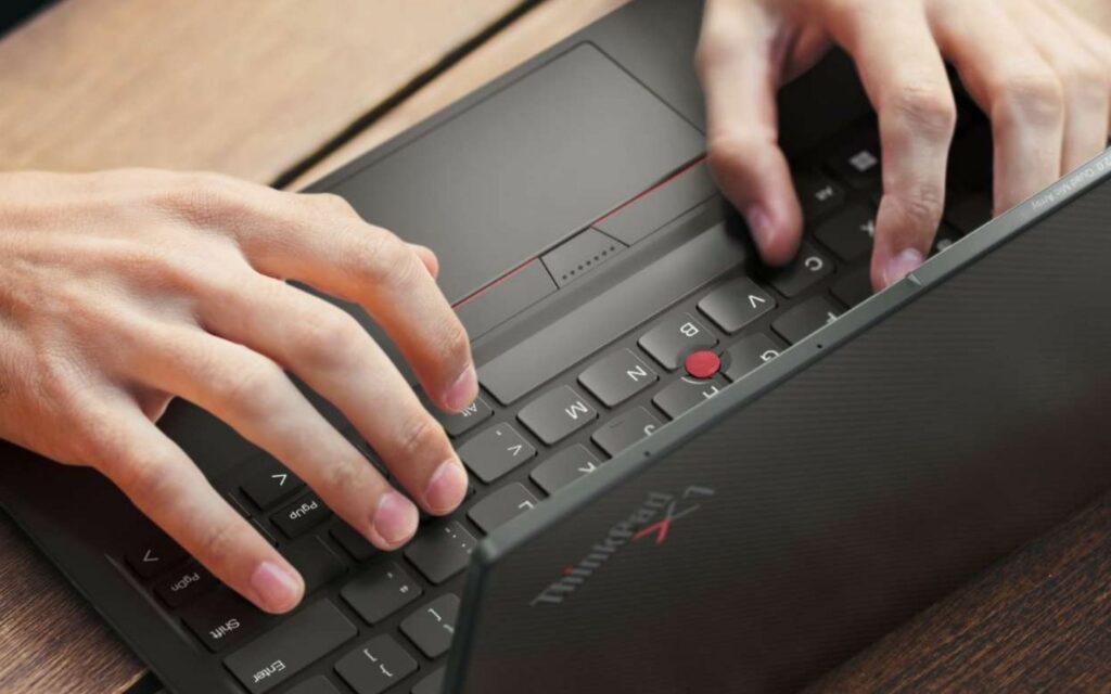 Trackpoint là một thiết bị điều khiển con trỏ được tích hợp trực tiếp trên bàn phím laptop Lenovo ThinkPad