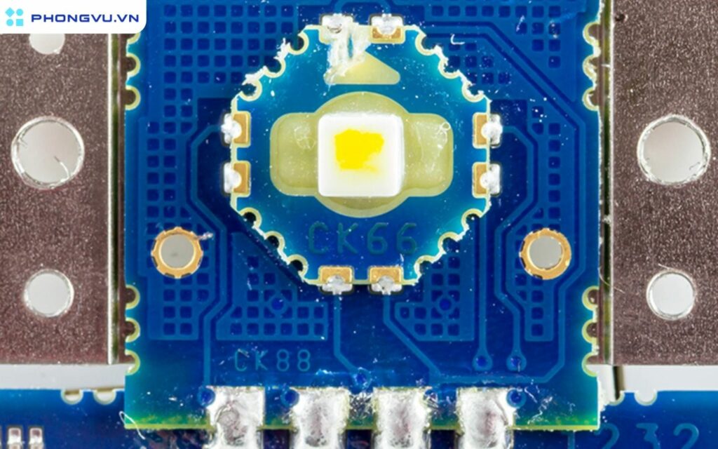  Trackpoint hoạt động dựa trên một hệ thống 4 điện trở lực nén được tích hợp bên dưới nút cao su