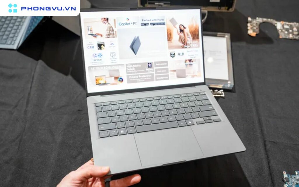 Ở mặt trước Zenbook S14 sở hữu một cạnh viền màn hình siêu mỏng ở cả 3 viền, và mặt B trông khá giống một chiếc Macbook Air