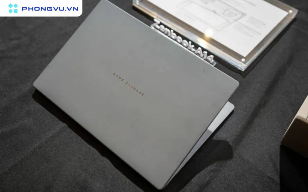Mặt lưng của Zenbook A14 được thiết kế đơn giản với dòng chữ ASUS Zenbook được mạ crom sáng bóng
