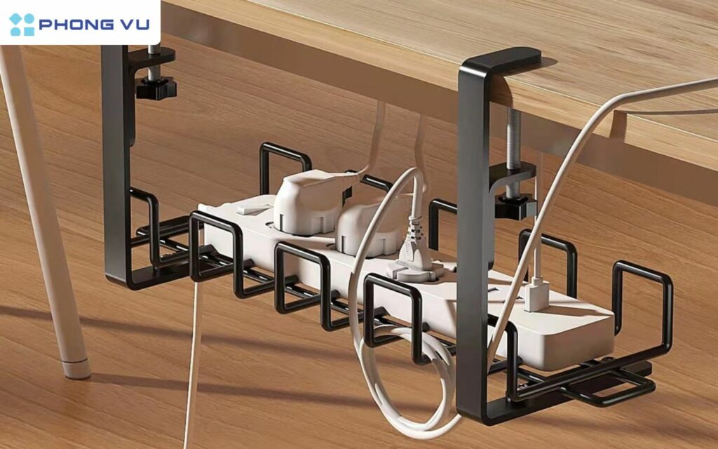 Cố định lại ổ cắm điện khi đi dây điện máy tính để tránh tình trạng dây điện bị rối