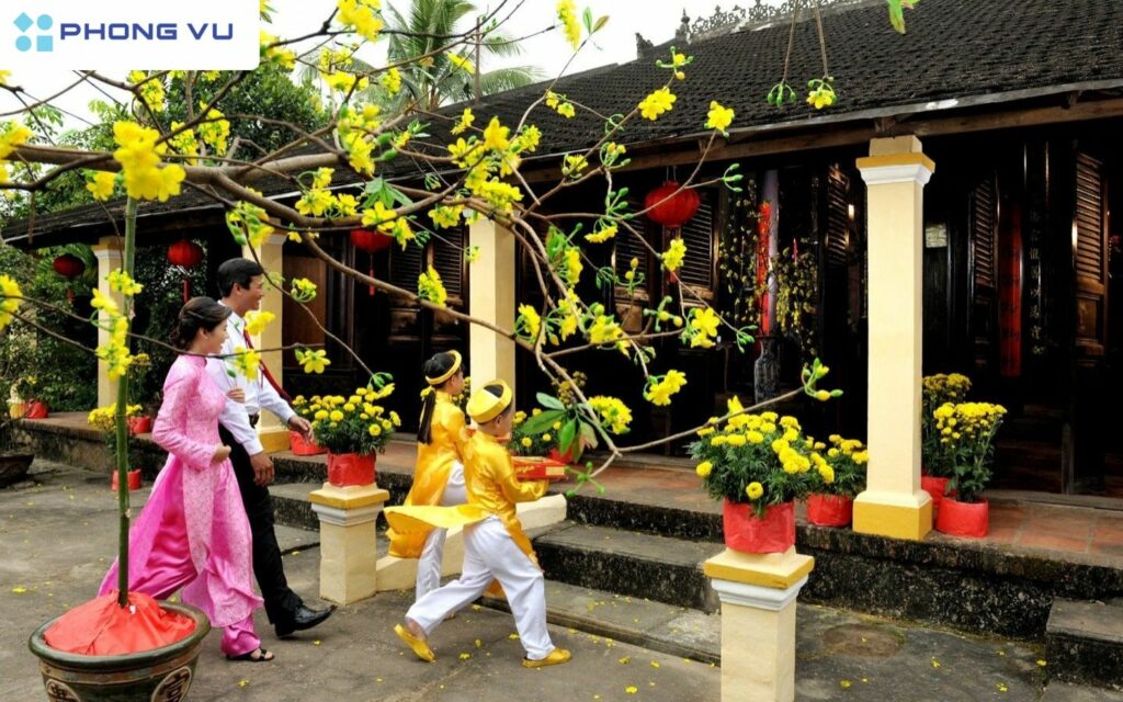 Phong tục xông đất là gì?