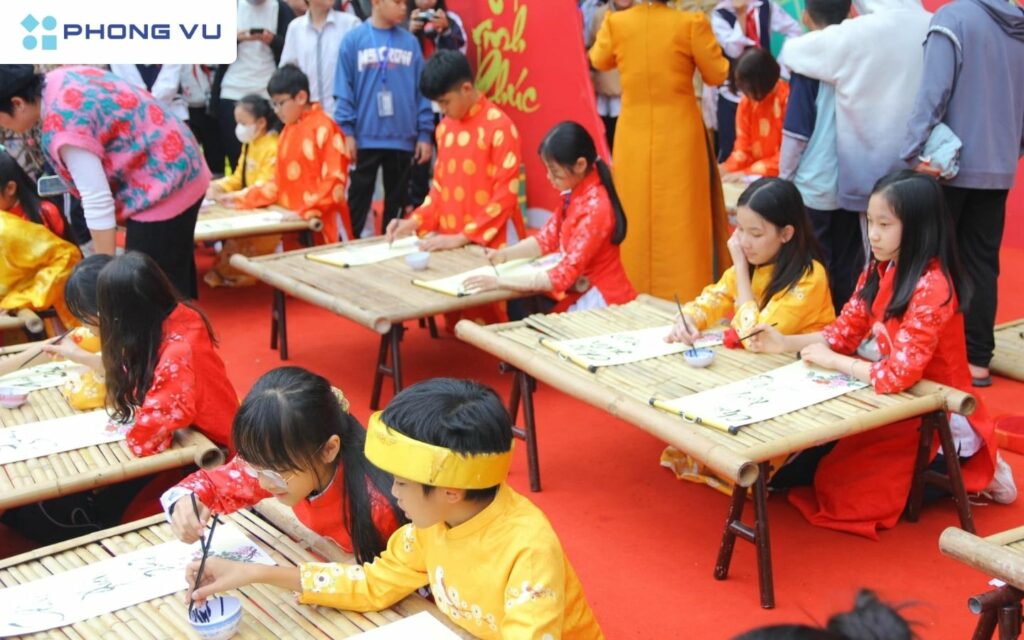 Tạo không khí xuân tươi vui, chúc mừng năm mới và thành công cho thầy trò, khơi dậy tinh thần học tập