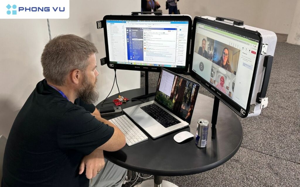 CES 2025 ngày thứ 4: 9 tiện ích công nghệ gây sốt 8 Một chiếc vali di động chứa hai màn hình 24 inch