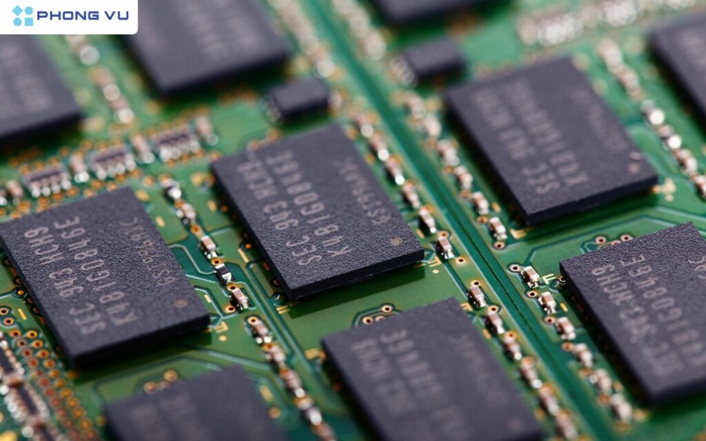 Trong bối cảnh dư cung, các nhà sản xuất DRAM thường phải giảm giá để duy trì thị phần. Điều này tạo ra một cuộc cạnh tranh khốc liệt, thúc đẩy giá RAM giảm sâu hơn.