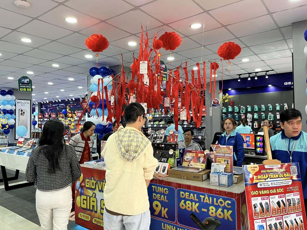 Bên trong showroom Phong Vũ ngày khai trương