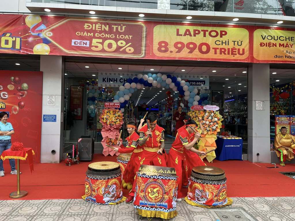 Đoàn Lân đang múa lộc trước showroom