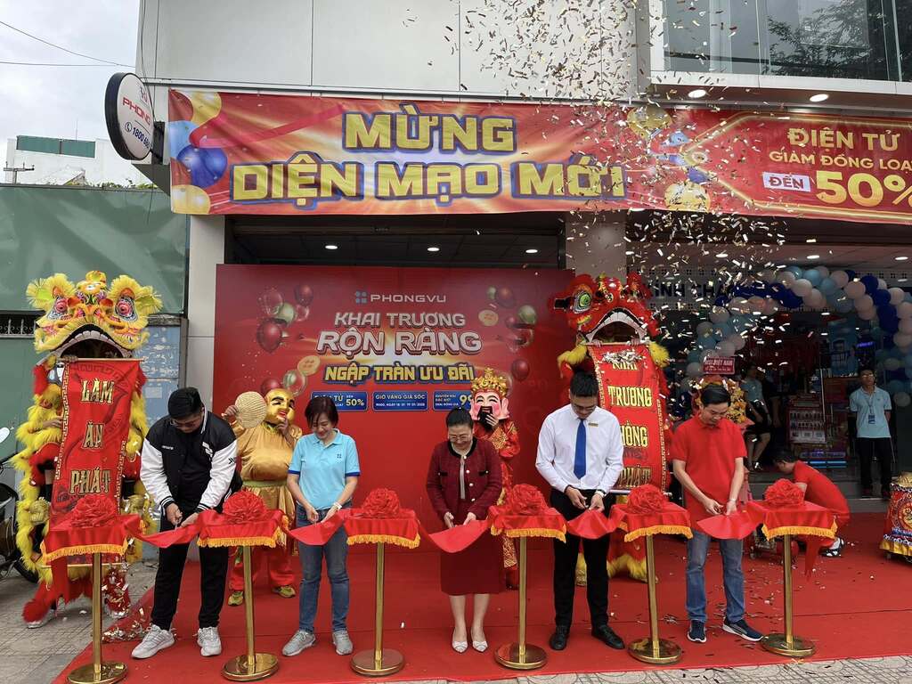 Đội ngũ Phong Vũ cắt băng khai trương, Phong Vũ Nha Trang chính thức có diện mạo mới đón xuân Ất Tỵ