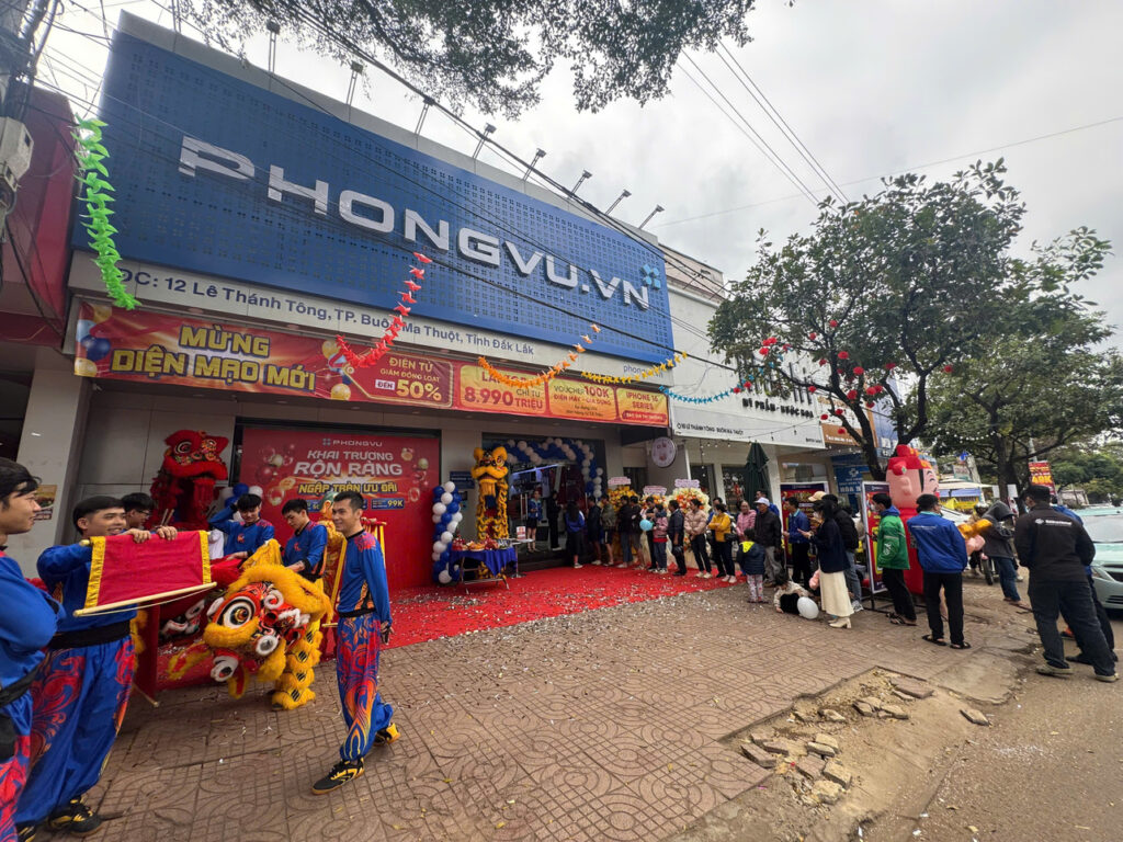 Đội múa lân chuẩn bị vào lấy lộc trong ngày khai trương tại showroom Phong Vũ Daklak