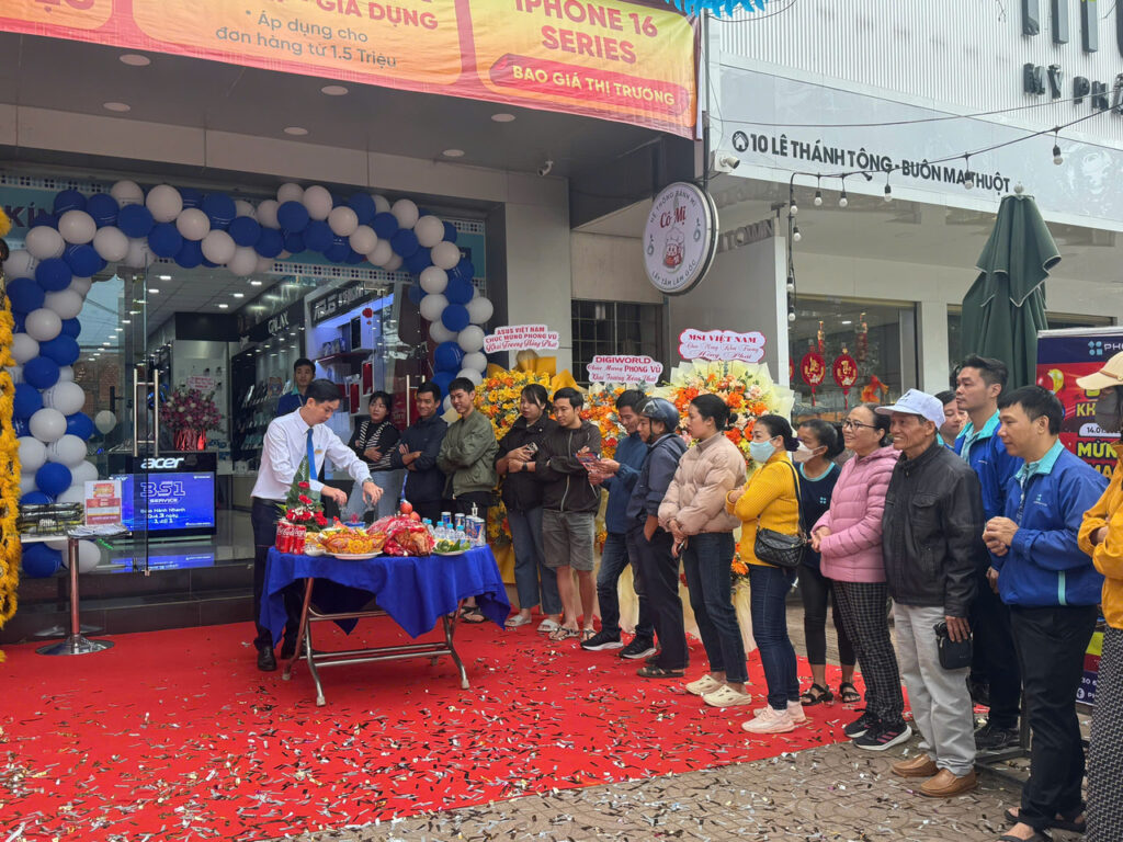 Nhiều người đứng xếp hàng trước lễ khai trương của Phong Vũ Daklak