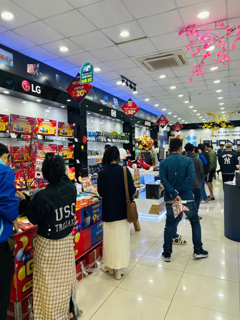 Hình ảnh nhộn nhịp khách hàng bên trong showroom