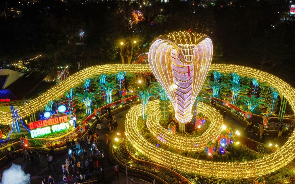 Ngắm hổ mang chúa dài 135m ôm đá quý