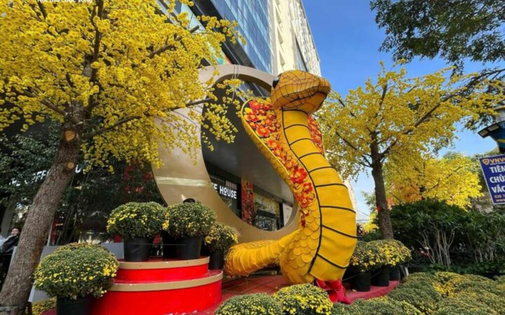 Linh vật rắn hổ mang chúa, được đặt tại ngã tư đường Lý Tự Trọng - Trần Hưng Đạo