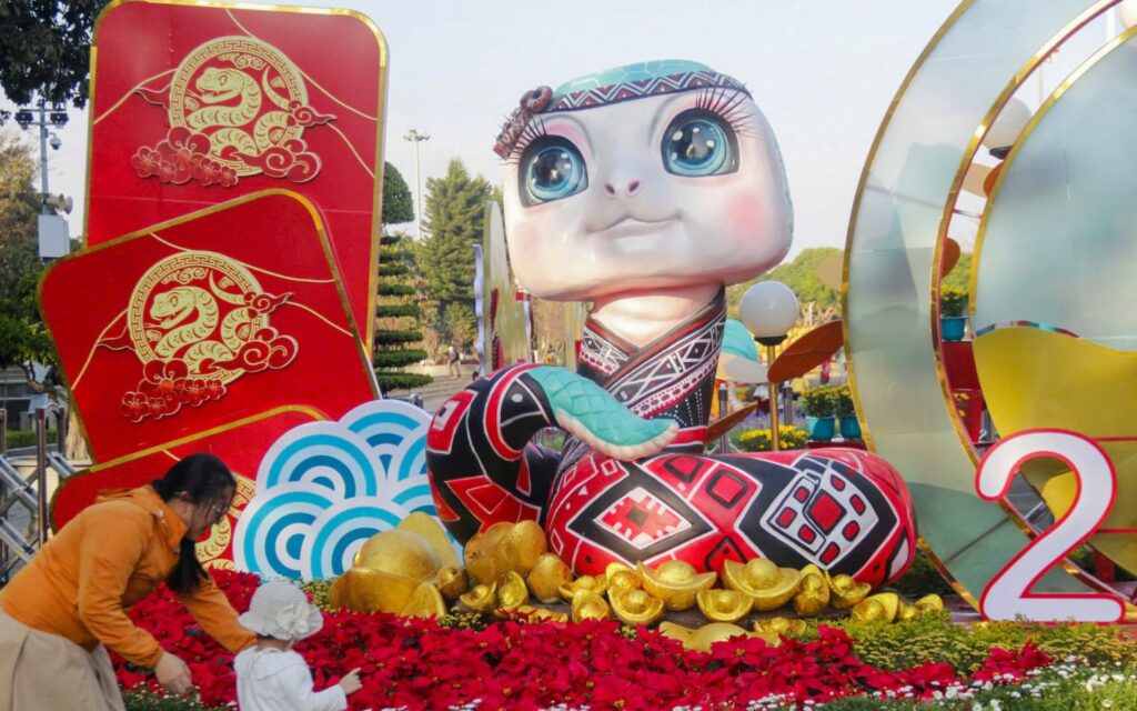 Linh vật rắn khoác trang phục thổ cẩm, quàng khăn thu hút sự chú ý