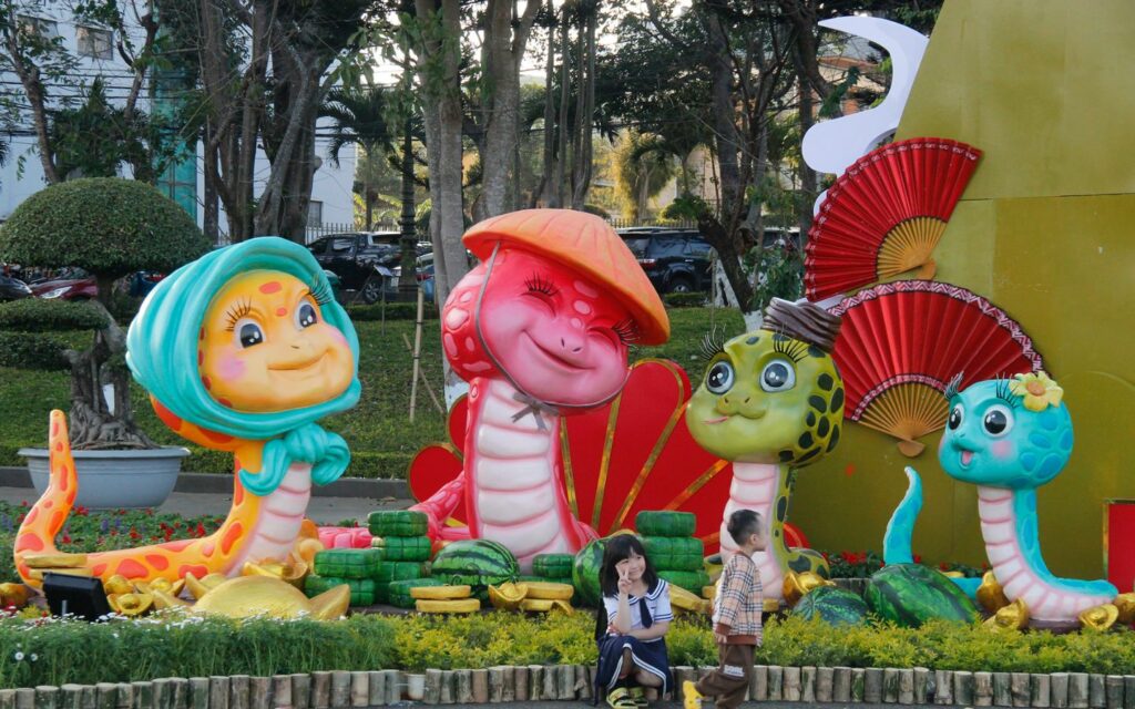 Nhiều linh vật rắn khác, với kích thước từ 1.4 đến 4 m