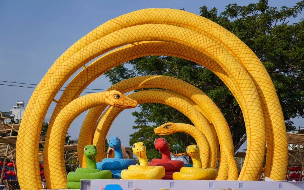 Đại cảnh linh vật rắn dài 50 m được uốn ba vòng