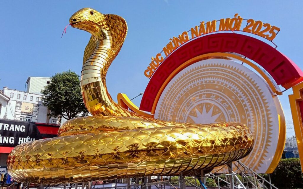Mô hình rắn cách điệu quấn quanh thỏi vàng tượng trưng cho tài lộc, sung túc, phát triển, ấm no